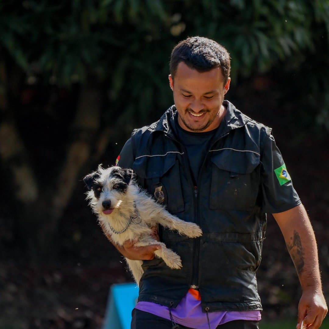 Wilson Domingues, adestrador profissional Campeão FCI 2025, com cão treinado